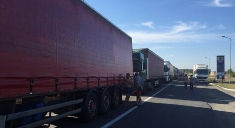 Crimean Tatars block Crimean peninsula.