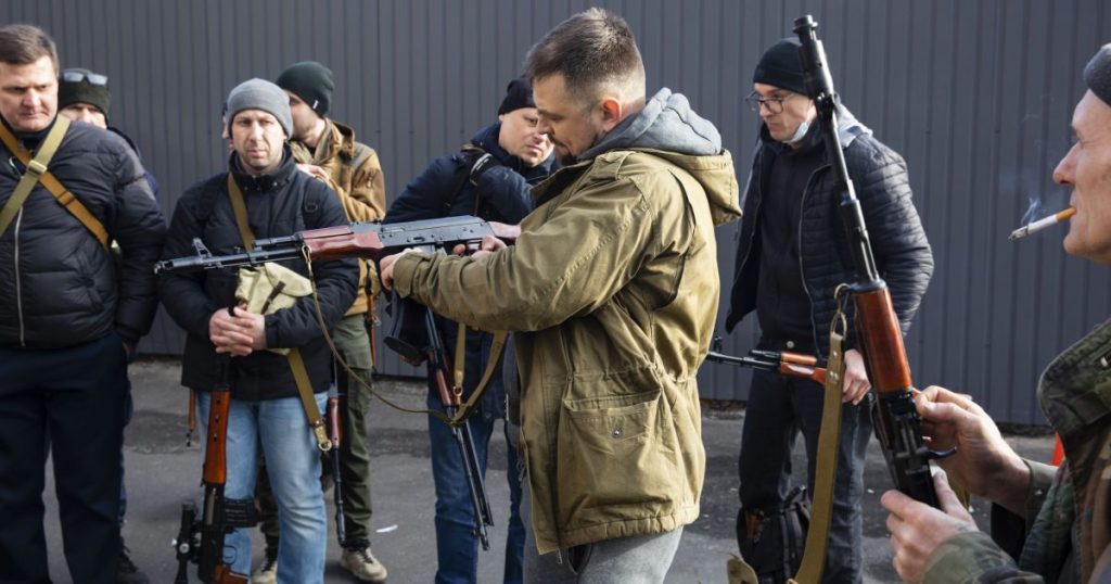 In Kyiv, civilians have 10,000 assault rifles