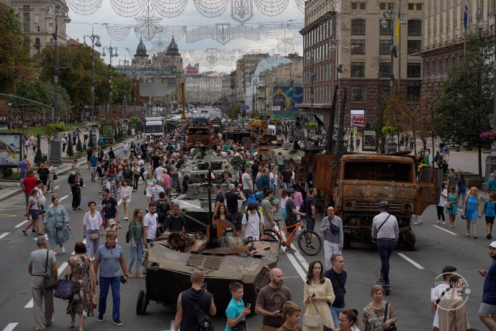 Kyiv residents walk and take pictures against the backdrop of destroyed enemy equipment.