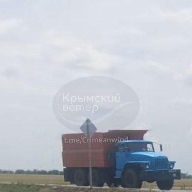 Military Ural-4320 painted to resemble a dump truck Military Ural-4320 painted to resemble a dump truck